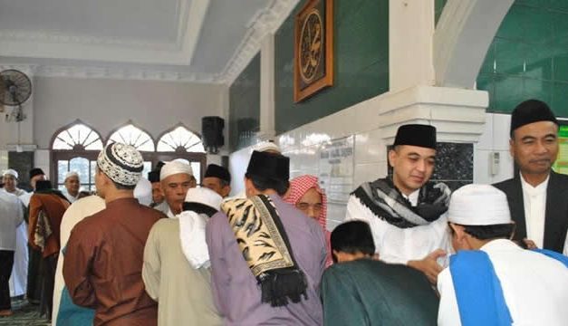 Shalawat Jabat Tangan Setelah Shalat Berjamaah