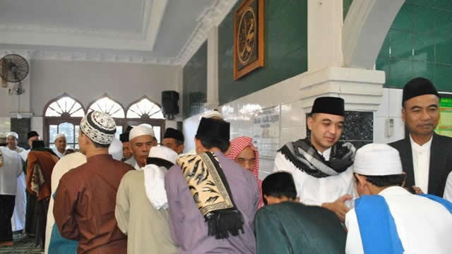 Shalawat Jabat Tangan Setelah Shalat Berjamaah