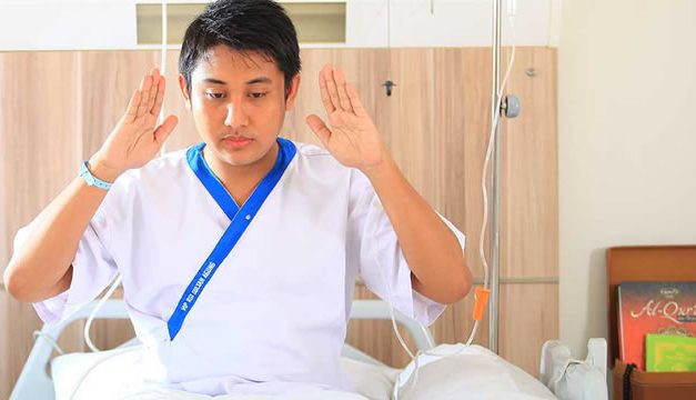 Sholat Sambil Duduk. Berikut Cara yang Benar