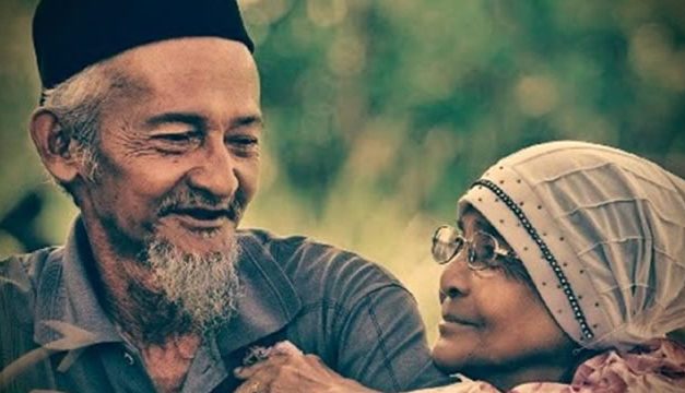 Doa Dilancarkan Rezeki di Usia Tua